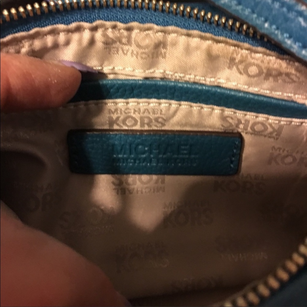 Nearly New Wristlet Mk Authentic Color Stars Out - image 3